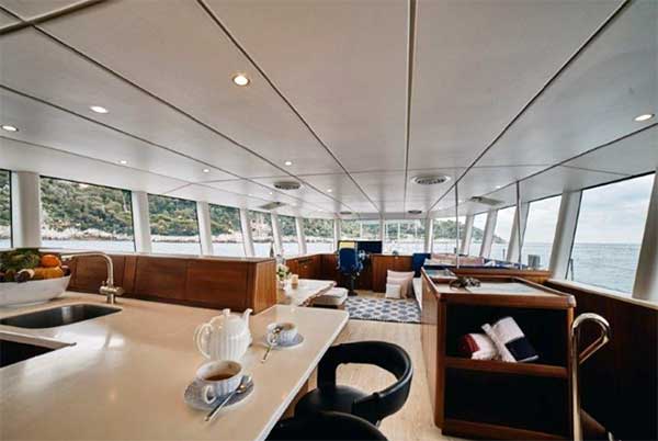 Expedition Yacht Circa for Sale Salon